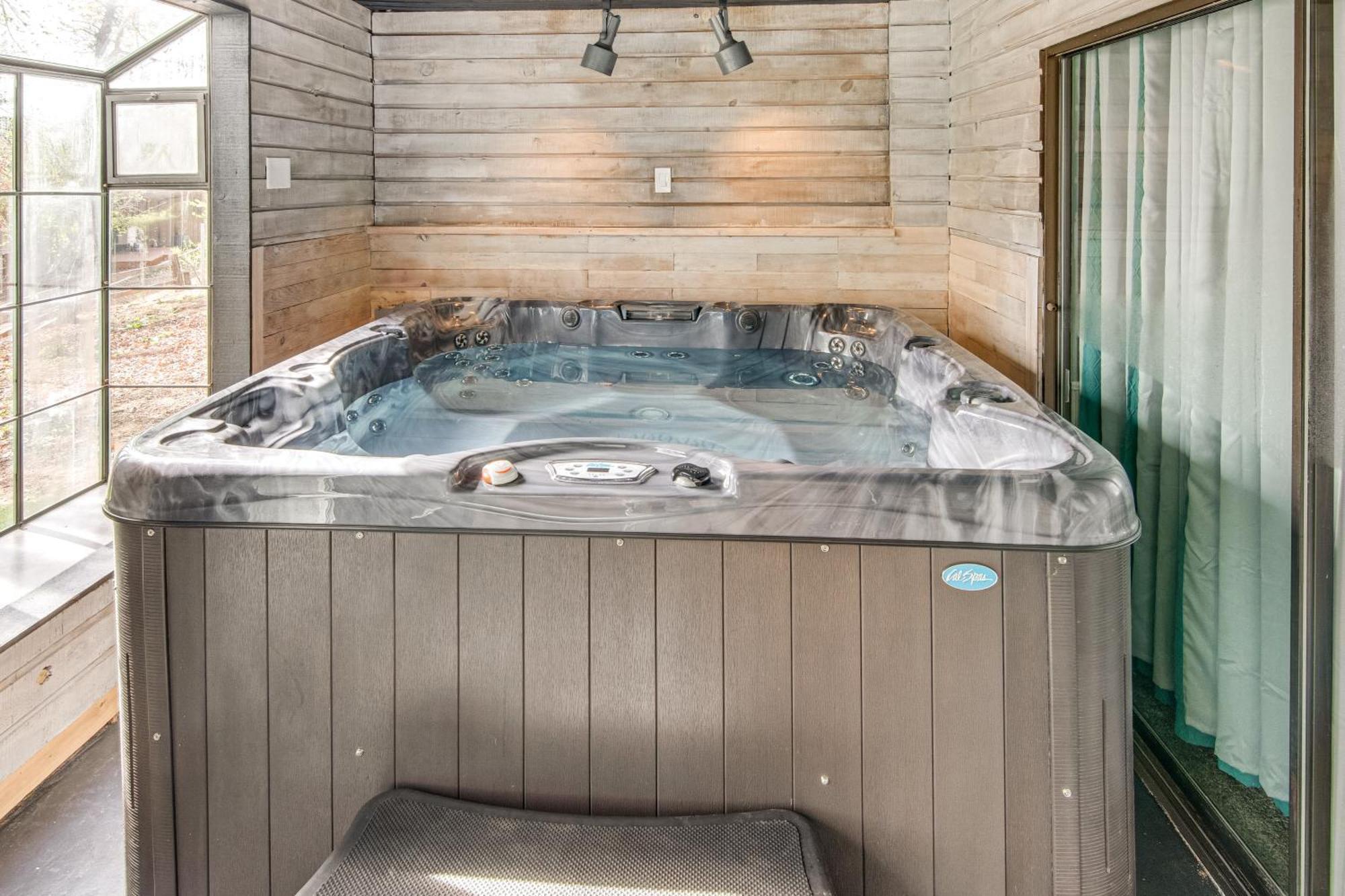 Holiday home 5 Mi To Area Attractions With Hot Tub *